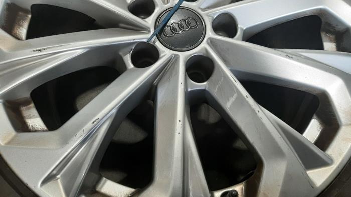 Llanta y neumático de un Audi A4 Avant (B9) 2.0 35 TFSI Mild Hybrid 16V 2019
