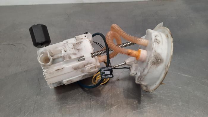 Electric fuel pump from a BMW 3 serie Gran Turismo (F34) 318d 2.0 16V 2018