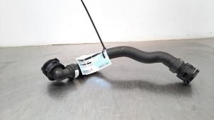 Used Radiator hose Peugeot 3008 II (M4/MC/MJ/MR) 1.2 12V e-THP PureTech 130 Price € 18,15 Inclusive VAT offered by Autohandel Didier