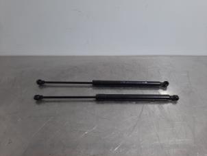 Used Set of gas struts for boot Renault Clio IV (5R) 1.2 16V Price € 42,35 Inclusive VAT offered by Autohandel Didier