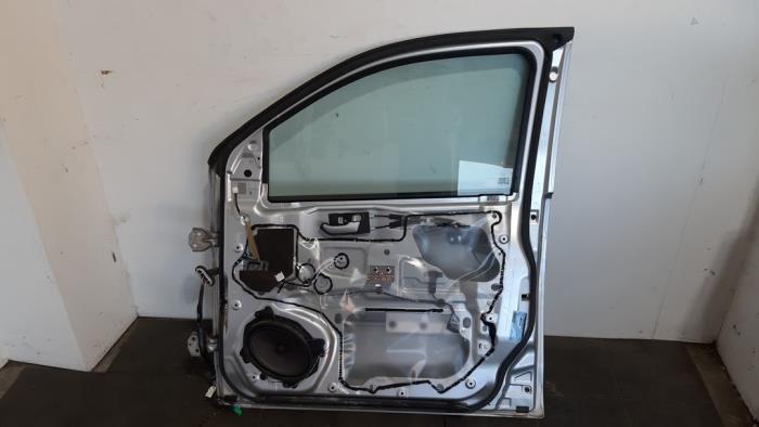 Front door 4-door, right from a Isuzu D-Max (TFR/TFS) 2.5 D Twin Turbo 4x4 2015