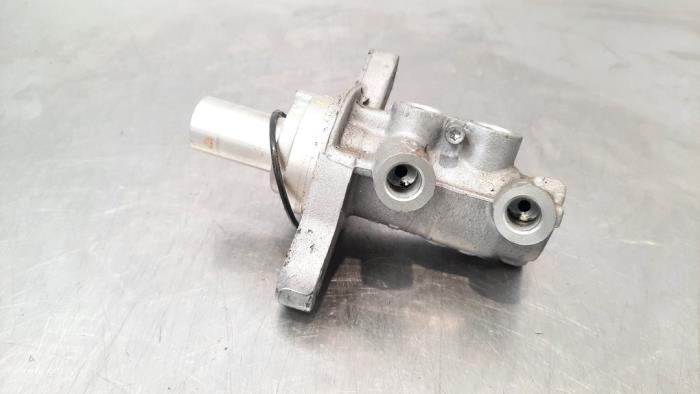 Master cylinder from a BMW 3 serie Touring (F31) 318d 2.0 16V 2019