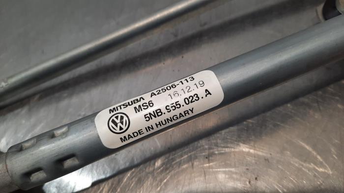 Scheibenwischermotor+Mechanik van een Volkswagen Tiguan (AD1) 1.5 TSI 16V Evo BlueMotion Technology 2020