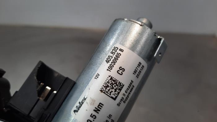 Sunroof motor from a BMW X2 (F39) sDrive 18i 1.5 12V TwinPower Turbo 2018