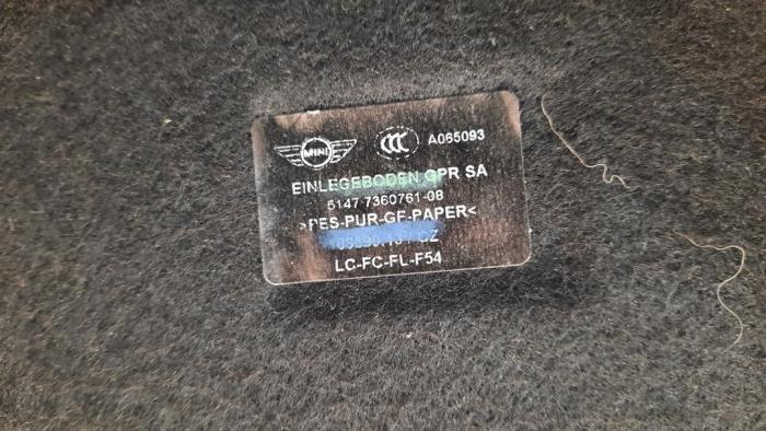 Tapis de coffre d'un BMW X1 (F48) sDrive 18d 2.0 16V 2015