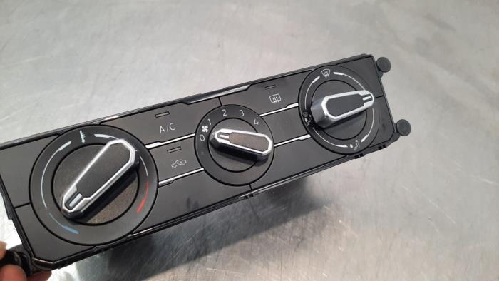 Panel de control de aire acondicionado de un Volkswagen Polo VI (AW1) 1.0 MPI 12V 2020