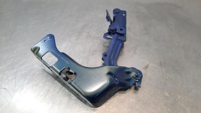 Bonnet Hinge from a Mercedes-Benz GLC Coupe (C253) 2.0 200 16V EQ Boost 2020