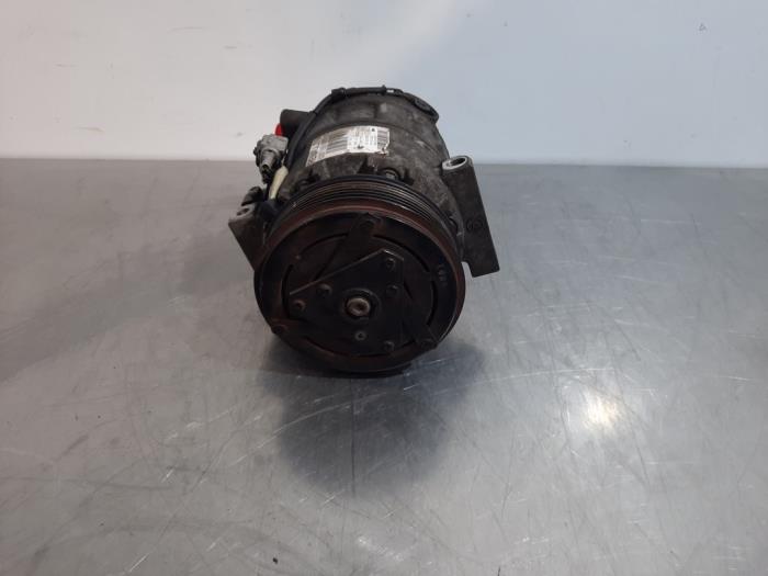 Air conditioning pump from a Renault Laguna III Estate (KT) 2.0 dCi 16V 150 2009