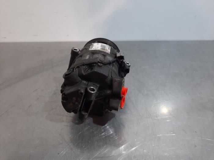 Air conditioning pump from a Renault Laguna III Estate (KT) 2.0 dCi 16V 150 2009
