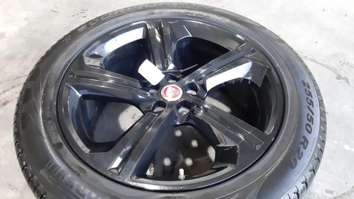 Wheel + tyre from a Jaguar F-Pace 2.0 D 180 16V 2018