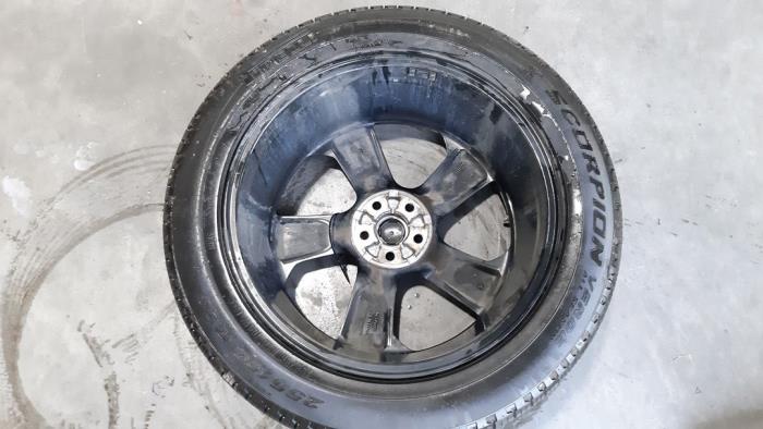 Wheel + tyre from a Jaguar F-Pace 2.0 D 180 16V 2018