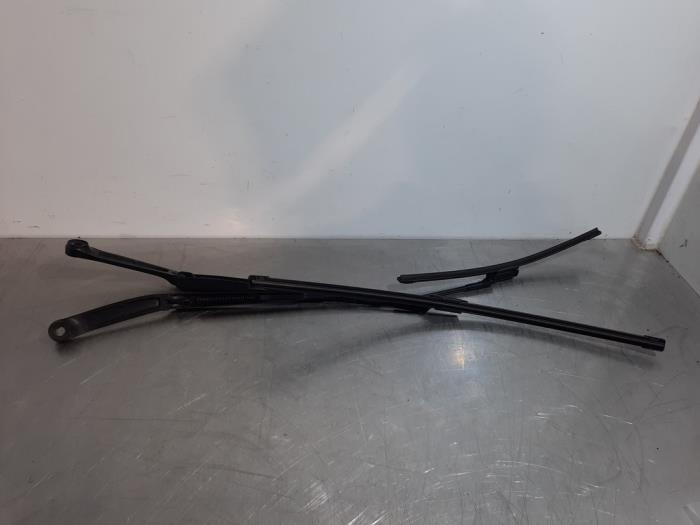 Front wiper arm from a Fiat Tipo (356H/357H) 1.3 D Multijet II 16V 2018