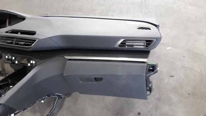 Dashboard from a Peugeot 5008 II (M4/MC/MJ/MR) 1.2 12V e-THP PureTech 130 2020