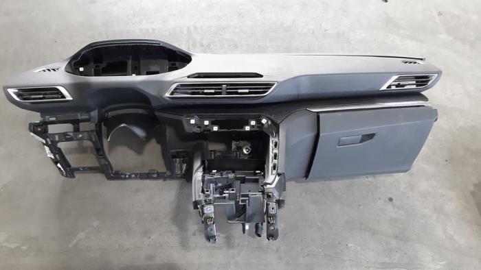 Dashboard from a Peugeot 5008 II (M4/MC/MJ/MR) 1.2 12V e-THP PureTech 130 2020