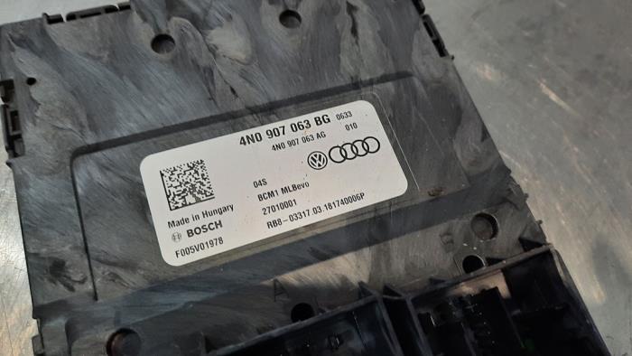 Body control computer from a Audi A7 Sportback (4KA) 3.0 V6 24V 55 TFSI Mild Hybrid Quattro 2018