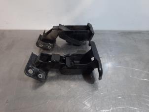 Used Rear door hinge, right Peugeot Expert (G9) 2.0 HDiF 16V 130 Price € 48,40 Inclusive VAT offered by Autohandel Didier