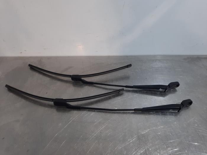 Front wiper arm from a Skoda Roomster (5J) 1.2 TSI 2015