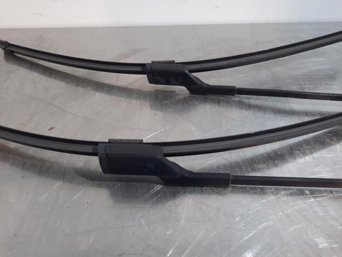 Front wiper arm from a Skoda Roomster (5J) 1.2 TSI 2015