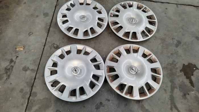 Wheel cover set from a Opel Combo Cargo 1.2 110 2020