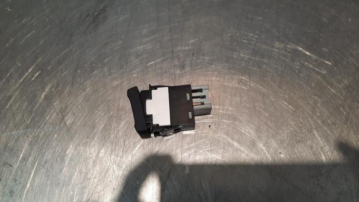Seat heating switch from a Isuzu D-Max (TFR/TFS) 2.5 D Twin Turbo 4x4 2015