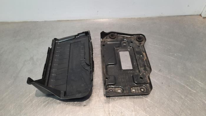 Begagnade Batterilåda Mercedes GLA (156.9) 2.2 200 CDI, d 16V Pris € 24,20 Inklusive moms erbjuds av Autohandel Didier