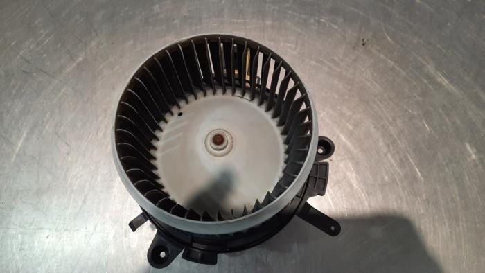 Heating and ventilation fan motor from a Peugeot 5008 II (M4/MC/MJ/MR) 1.5 BlueHDi 130 2020