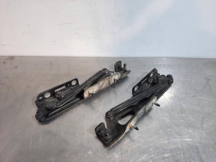 Tailgate hinge from a Peugeot 407 (6D) 1.6 HDi 16V 2009
