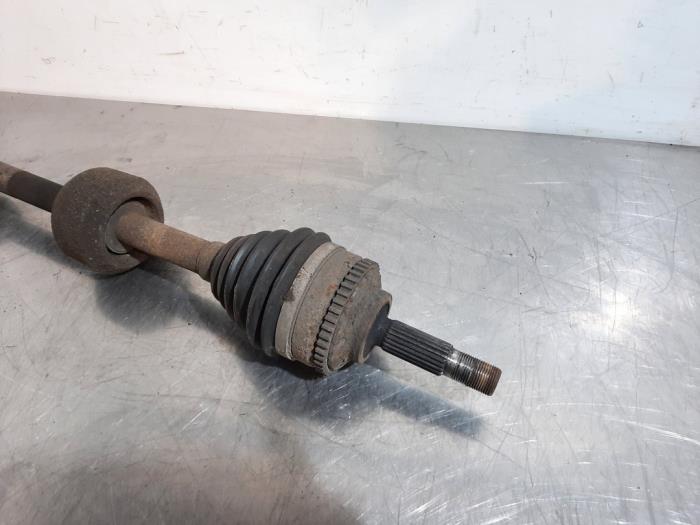 Front drive shaft, right from a Renault Clio II Societe (SB) 1.5 dCi 65 2005