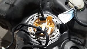 Usados Bomba eléctrica de combustible Mercedes Sprinter 3t (910.6) 214 CDI 2.1 D FWD Precio € 127,05 IVA incluido ofrecido por Autohandel Didier