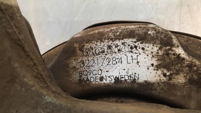 Knuckle, rear left from a Volvo V60 II (ZW) 2.0 D4 16V 2020