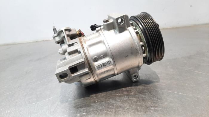 Air conditioning pump from a Volvo V60 II (ZW) 2.0 D4 16V 2020