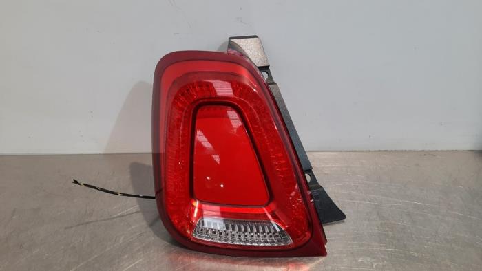 Rücklicht links van een Fiat 500 Abarth 2019
