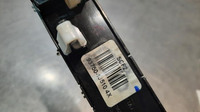 Panic lighting switch from a Hyundai i20 1.2i 16V 2014