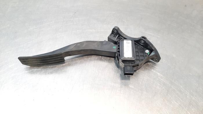 Accelerator pedal from a Land Rover Discovery Sport (LC) 2.0 TD4 180 16V 2018