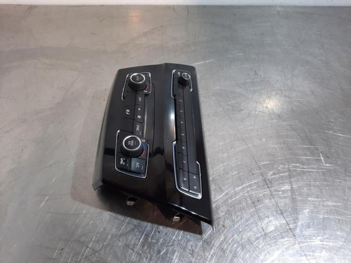 Panel de control de aire acondicionado de un BMW X1 (F48) sDrive 16d 1.5 12V TwinPower 2019