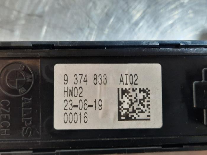Interruptor PDC de un BMW X1 (F48) sDrive 16d 1.5 12V TwinPower 2019