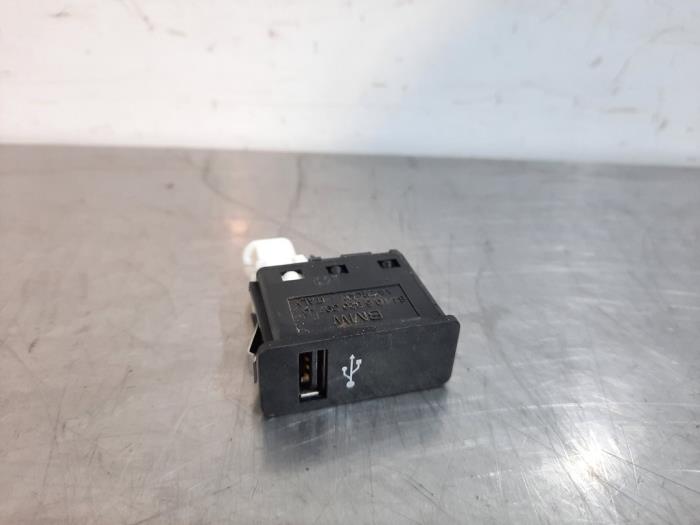 Używane Wtyczka USB BMW X1 (F48) sDrive 16d 1.5 12V TwinPower Cena € 12,10 Z VAT oferowane przez Autohandel Didier