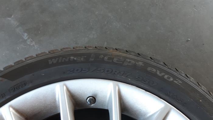 Wheel + winter tyre from a BMW 1 serie (F21) 114d 1.6 16V 2015