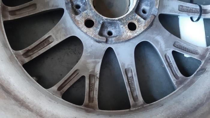Llanta y neumático de invierno de un BMW 1 serie (F21) 114d 1.6 16V 2015