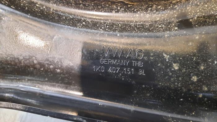 Bras de suspension avant gauche d'un Volkswagen Caddy Combi IV 1.4 TGI EcoFuel 2019