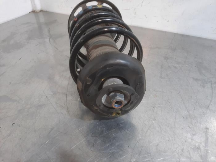 Fronts shock absorber, left from a Citroën C3 (SX/SW) 1.5 Blue HDi 100 16V 2021