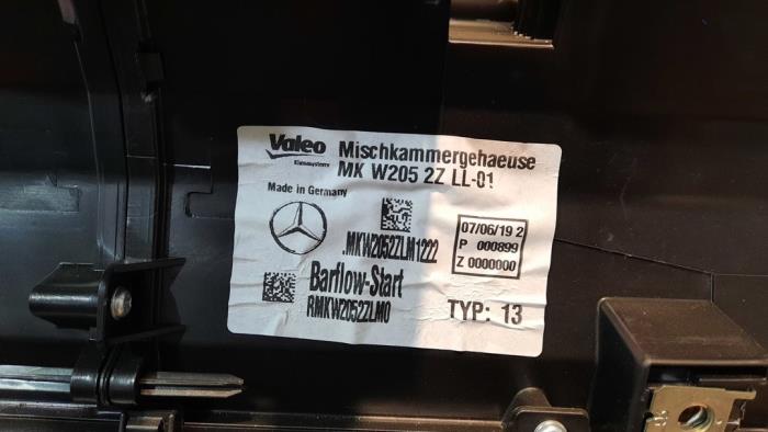 Heizgehäuse van een Mercedes-Benz GLC Coupe (C253) 2.0 200 16V EQ Boost 2020
