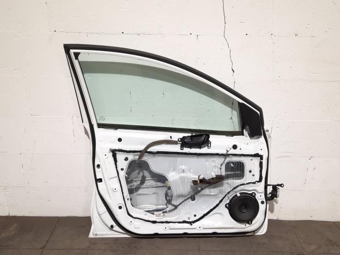 Tür 4-türig links vorne van een Nissan Pulsar (C13) 1.2 DIG-T 16V 2015