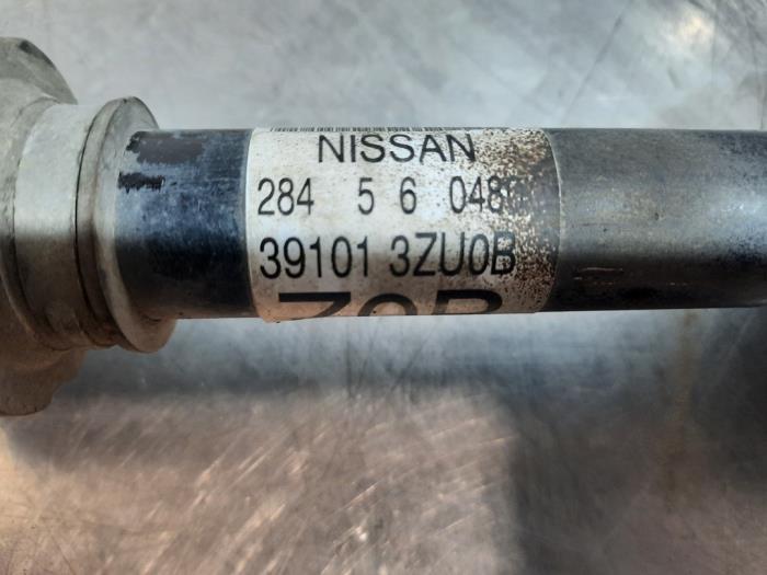 Front drive shaft, left from a Nissan Pulsar (C13) 1.2 DIG-T 16V 2015
