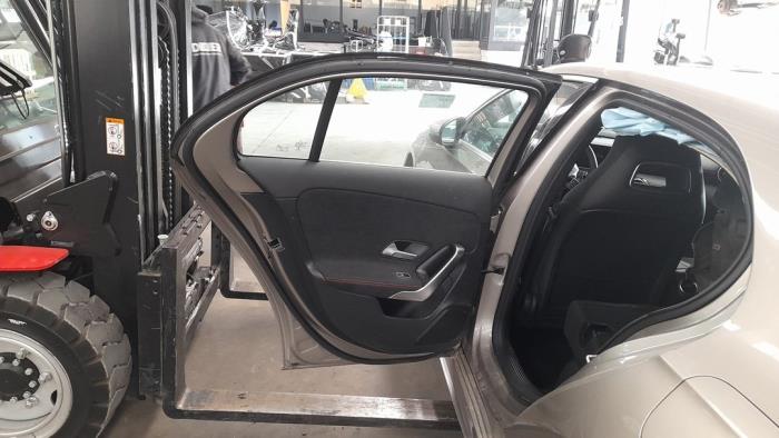 Drzwi lewe tylne wersja 4-drzwiowa z Mercedes-Benz A (177.0) 1.3 A-160 Turbo 16V 2019