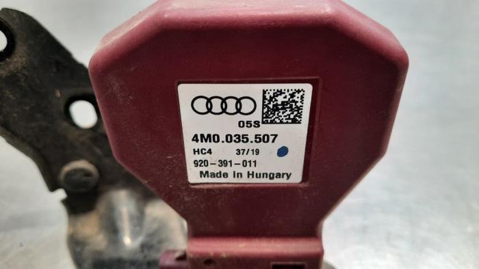 Antenne amplificateur d'un Audi A4 Avant (B9) 2.0 30 TDI Mild hybrid 16V 2019