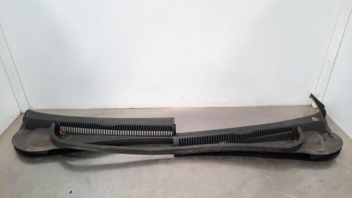 Cowl top grille from a Volkswagen Polo VI (AW1) 1.6 TDI 16V 95 2018