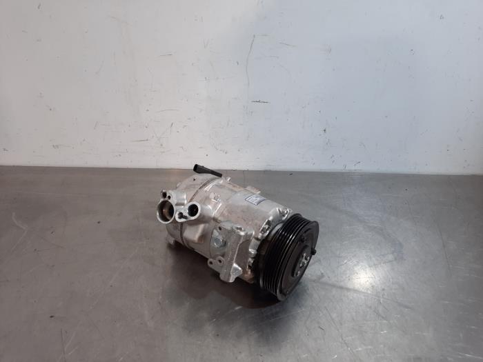 Air conditioning pump from a Volkswagen Tiguan (5N1/2) 2.0 TDI 16V 2016