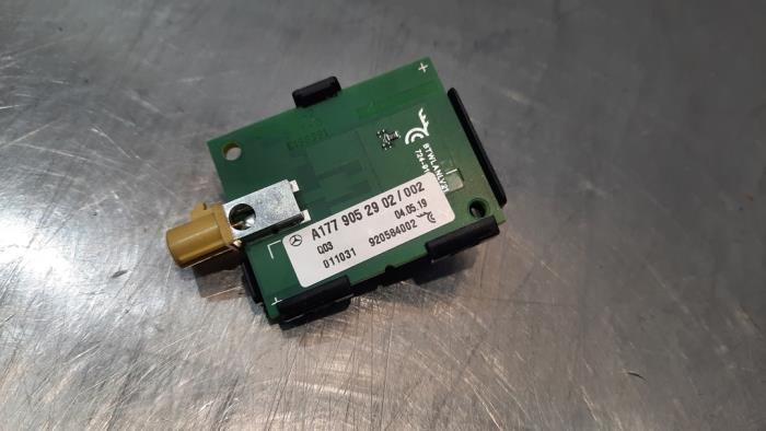 Antenna Amplifier from a Mercedes-Benz A (177.0) 1.3 A-160 Turbo 16V 2019
