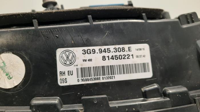 Taillight, right from a Volkswagen Passat Variant (3G5) 2.0 TDI 16V 150 2016